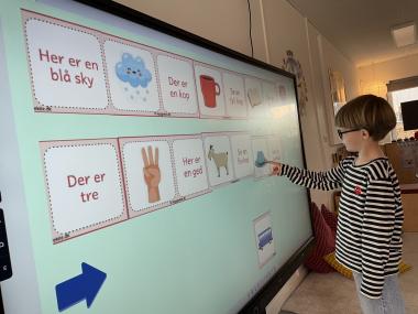 Dreng peger på skærm