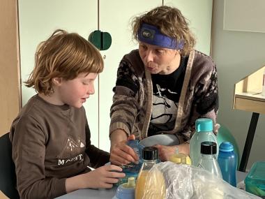 Barn og voksen spiser sammen